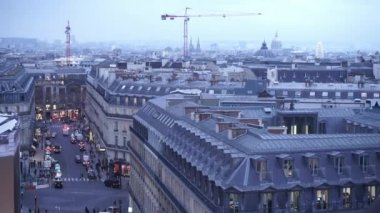 Bir çatıda akşam görünümünden Paris şehir havadan görünümü