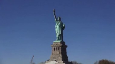 Liberty Adası'ndan New York üzerinde Özgürlük heykeli