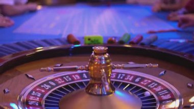 Rulet masasında bir Casino - rulet oynayanlar