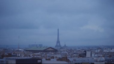 Bir çatıda akşam görünümünden Paris'te Eyfel Kulesi