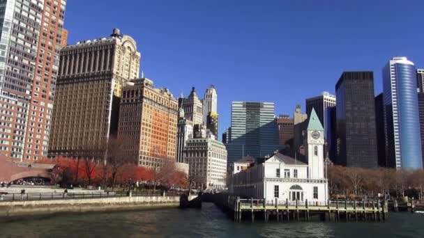 Muelle A en Battery Park y el distrito financiero de Manhattan — Vídeos de Stock