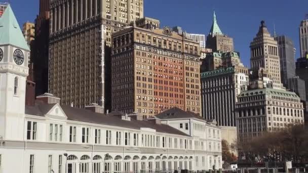 Pier a und Skyline der Innenstadt Manhattan — Stockvideo