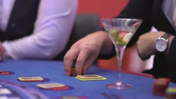 Black Jack im Casino - nervöser Spieler wartet auf Karten — Stockvideo