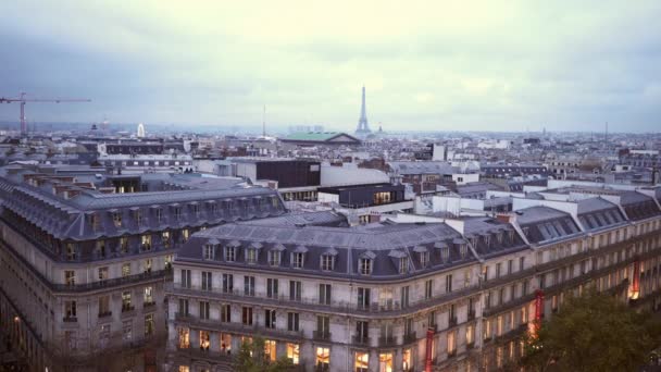 De stad Parijs met Eiffel toren luchtfoto van een dak boven — Stockvideo