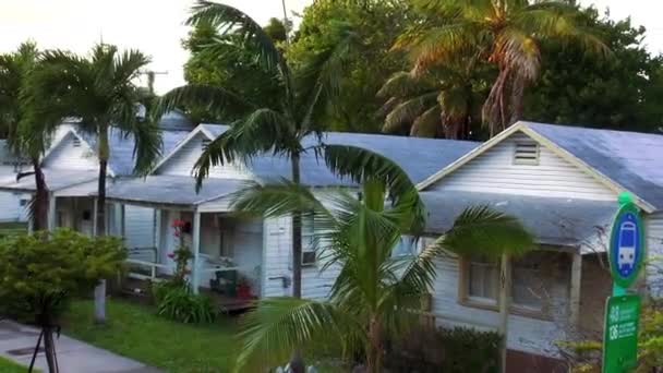 Fila de pequenas casas de madeira Coconut Grove — Vídeo de Stock