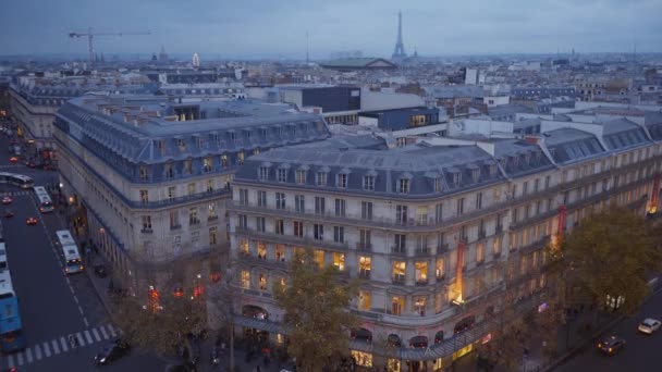 La ciudad de París - vista desde una azotea — Vídeo de stock