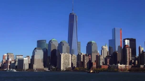 Panoramę Manhattanu z nowym World Trade Center w słoneczny dzień — Wideo stockowe