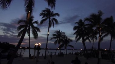 Cennet gibi akşamları meşalelerle romantik rüya plaj