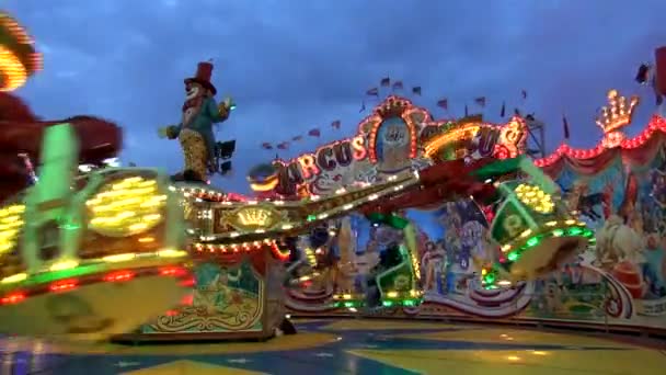 Oktoberfest szórakoztató - vidámpark este — Stock videók