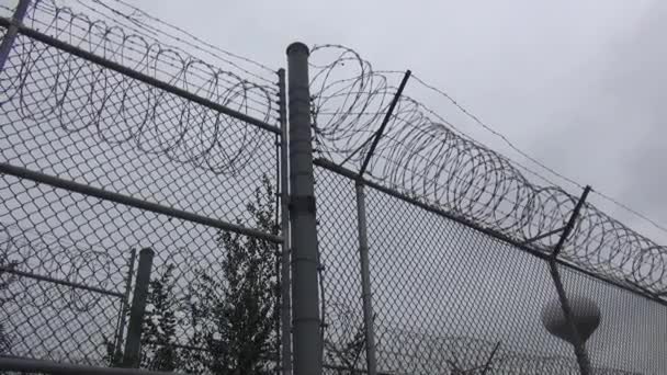 Barbwire, vězení, Joliet nápravného zařízení Illinois — Stock video