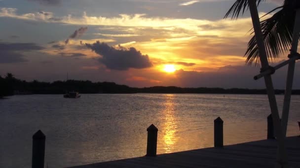 Wunderbarer Traumstrand im Abendparadies großer Himmel — Stockvideo