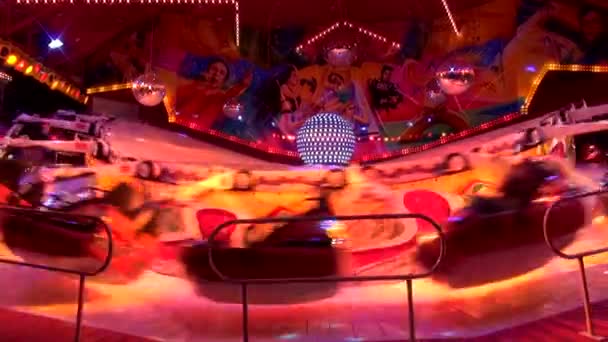 Speed karusell på mässan - nöjespark på kvällen — Stockvideo