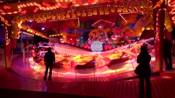 Carrossel de velocidade na feira - parque de diversões à noite — Vídeo de Stock
