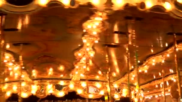 孩子们旋转木马-游乐园在晚上 — 图库视频影像