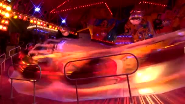 Carrousel de vitesse à la foire - parc d'attractions dans la soirée — Video