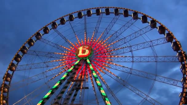 Riesenrad - Vergnügungspark am Abend — Stockvideo