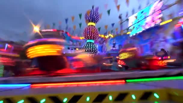 Effets de lumière à la foire - parc d'attractions dans la soirée — Video