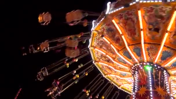 Carrousel fun - pretpark in de avond — Stockvideo