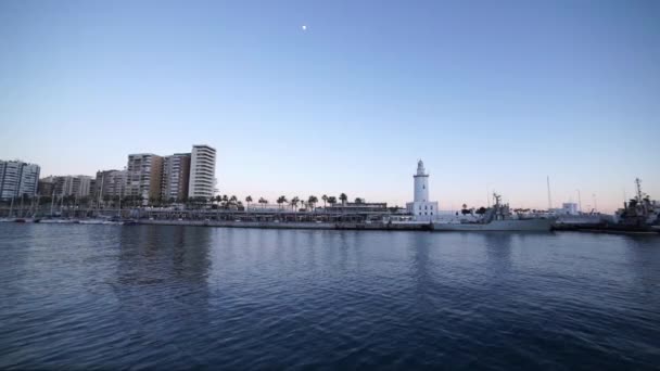 Port Malaga avec phare dans la soirée — Video