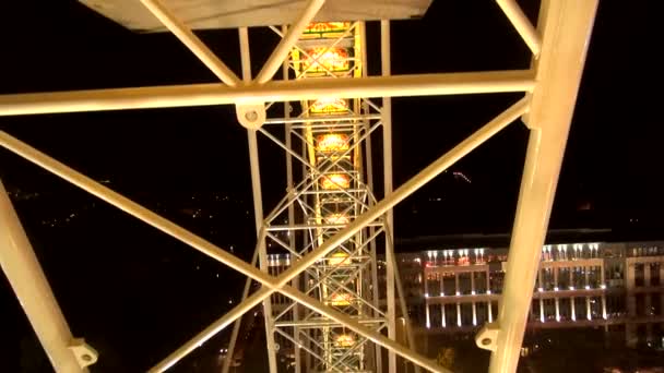 Ferris paseo en rueda - parque de atracciones por la noche — Vídeos de Stock