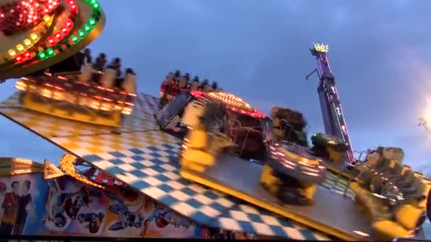 Карусель - парк развлечений в вечернее время — стоковое видео