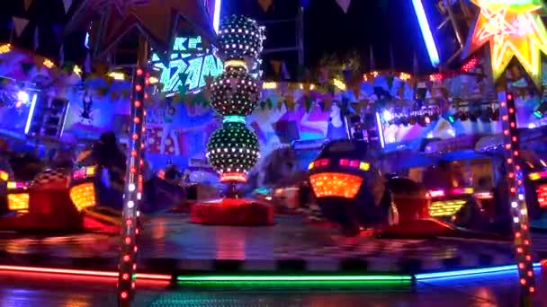 Carrusel divertido - parque de atracciones por la noche — Vídeos de Stock