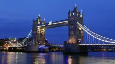 Harika gün gece 4 k'dan fazla Tower Bridge Londra'hızlandırılmış
