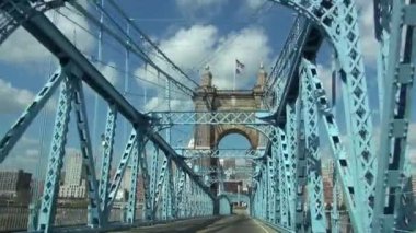 Ohio Nehri Brooklyn Köprüsü gibi eski bir köprü üzerinde sürüş