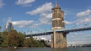 Güneşli bir gün, Ohio Nehri üzerinde eski köprü