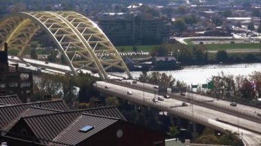 Ohio Nehri üzerinde köprü