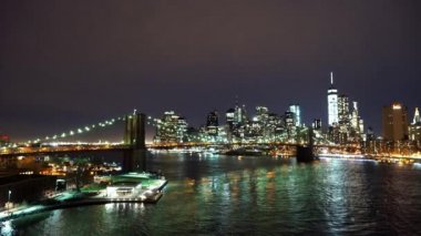 Harika Manhattan siluetinin tarafından gece geniş açı çekim - Manhattan, New York/ABD 25 Nisan 2015