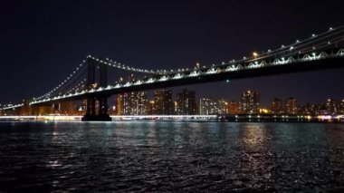 Hudson Nehri ışıklar New York ve Manhattan Bridge - Manhattan, New York/ABD 25 Nisan 2015 yansıtan