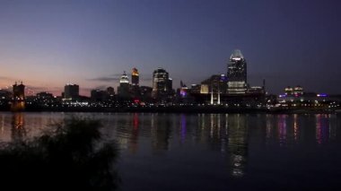 Gece Newport Riverside kaydırmak için Cincinnati manzarası