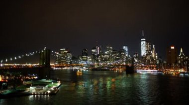 Süper geniş açı görünümü Brooklyn Köprüsü ve New York skyline gece - Manhattan, New York/ABD 25 Nisan 2015 '
