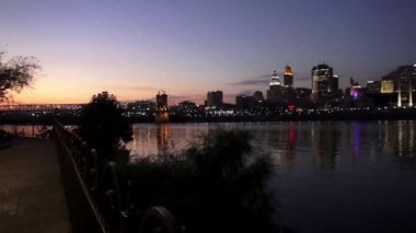 Gece Newport Riverside kaydırmak için Cincinnati manzarası