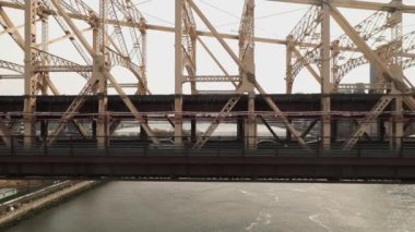 Queensboro Köprüsü - shot ile güzel fly - Manhattan, New York/ABD 25 Nisan 2015 sokak trafik