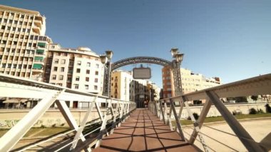 Bir yaya köprüsü Malaga'da geniş açı çekim