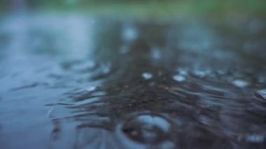 Ağır çekimde yere düşen yağmur damlaları