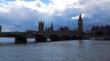 Westminster bridge ve big ben ile Parlamento evleri