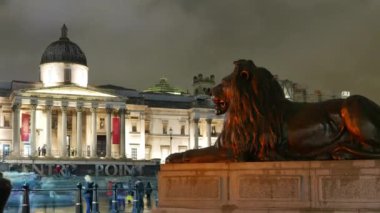 Aslan-Trafalgar Square Londra ve National Gallery - gece zaman atlamalı