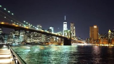 Hudson Nehri - Manhattan, New York/ABD üzerinde 25 Nisan 2015 yansıtan Manhattan şehir ışıkları