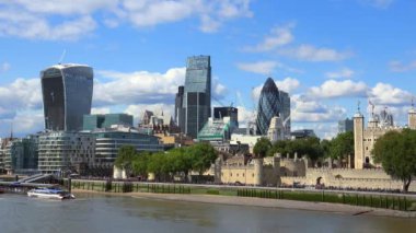 Modern gökdelenler ile Londra şehir manzarası