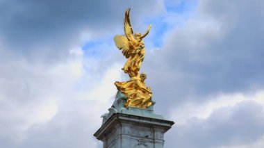 Buckingham Sarayı'ndaki Victoria Memorial Fountain'dan heykeli altın