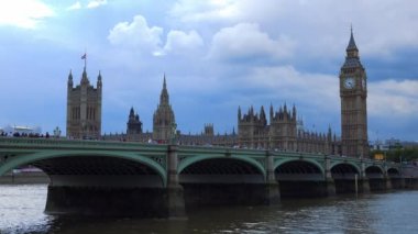 Westminster bridge ve big ben ile Parlamento evleri