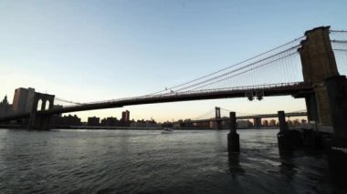 Brooklyn Köprüsü'nün geniş açı çekim akşam - Manhattan, New York/ABD 25 Nisan 2015