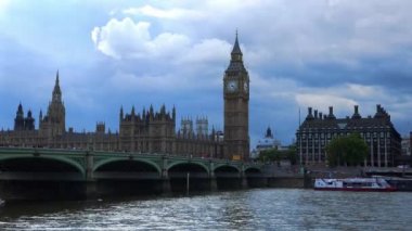Westminster bridge ve big ben ile Parlamento evleri