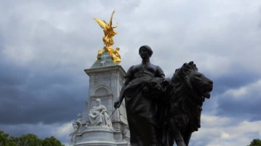 Buckingham Sarayı'ndaki Victoria Memorial Fountain'dan heykeli altın