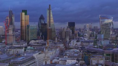 Londra gökdelenler akşam - havadan görünümü