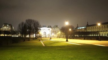 Tuileries Bahçeleri ile Paris meydanında atlıkarınca
