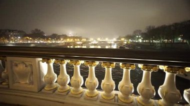 Seine Nehri üzerinde altın köprü Pont Alexandre III denilen